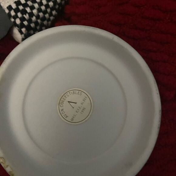 AVON PRESIDENTS CLUB MRS PFE ALBEE  (2) DOMED PORCELAIN MINI FIGURINE, 1996/1997 - Picture 11 of 11